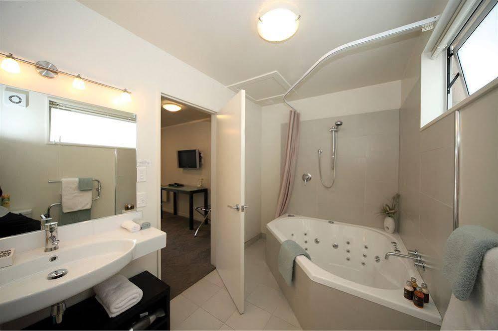 Salerno Motel Apartments Крайстчърч Екстериор снимка A bathroom in a hotel