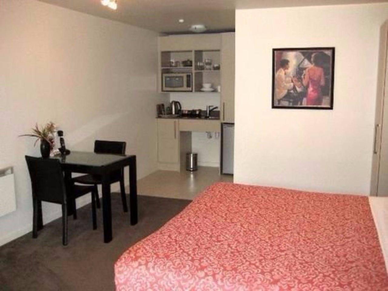 Salerno Motel Apartments Крайстчърч Екстериор снимка A studio apartment in New Zealand