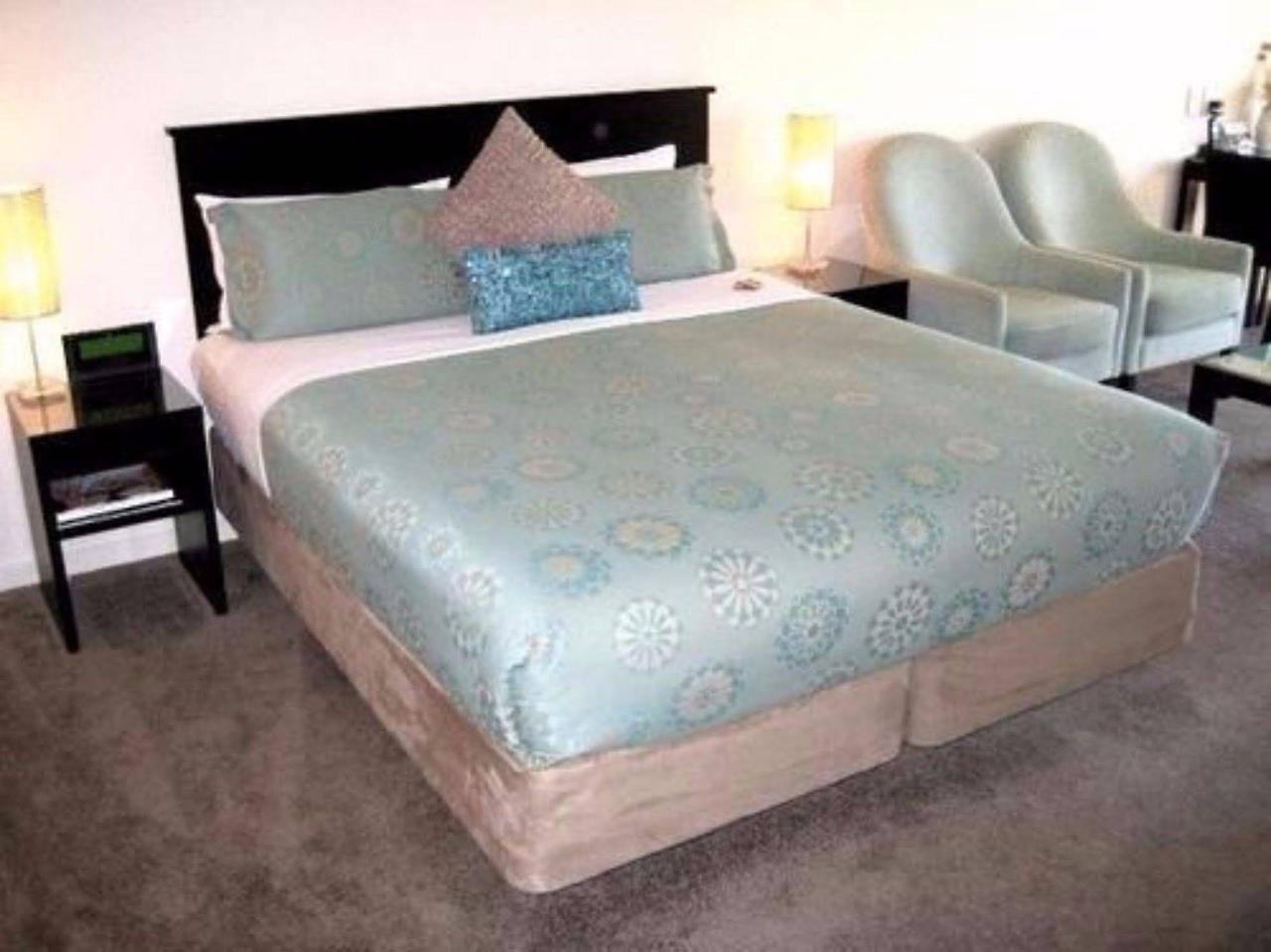 Salerno Motel Apartments Крайстчърч Екстериор снимка A bed with a bed skirt