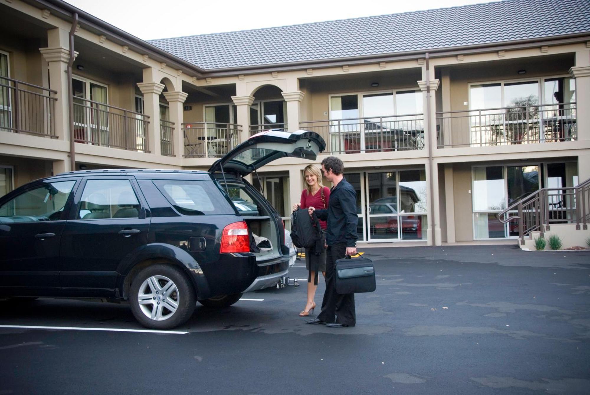 Salerno Motel Apartments Крайстчърч Екстериор снимка A hotel porter assisting a guest