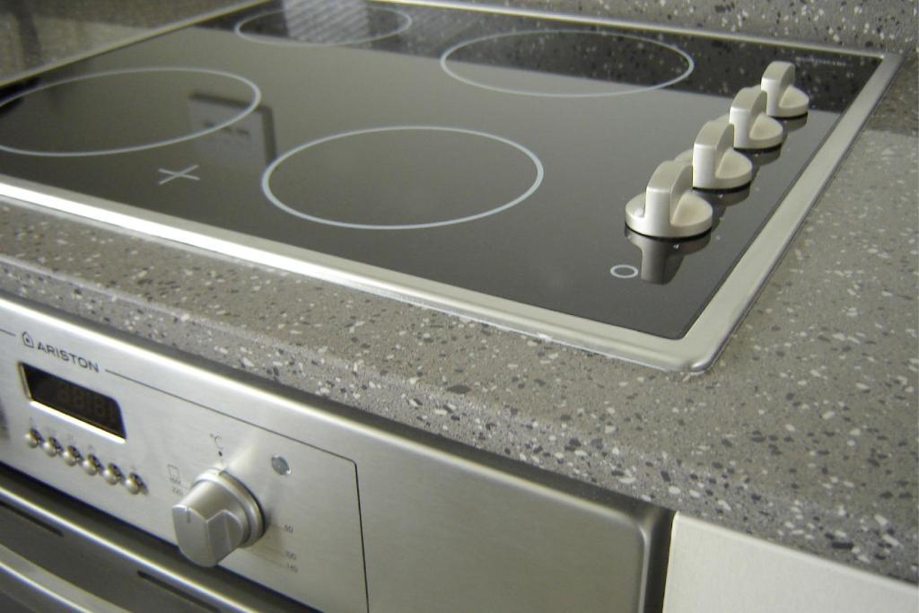 Salerno Motel Apartments Крайстчърч Стая снимка A ceramic stovetop
