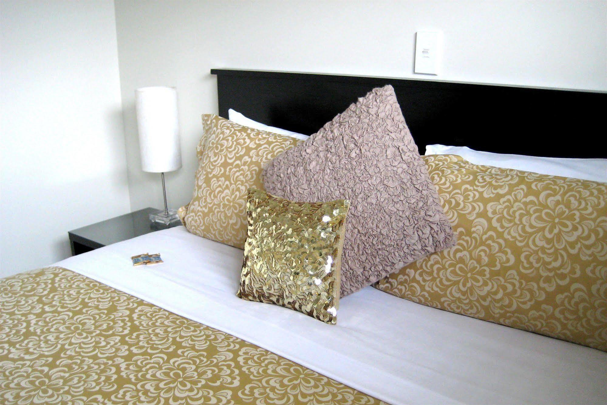 Salerno Motel Apartments Крайстчърч Екстериор снимка Sequin pillows