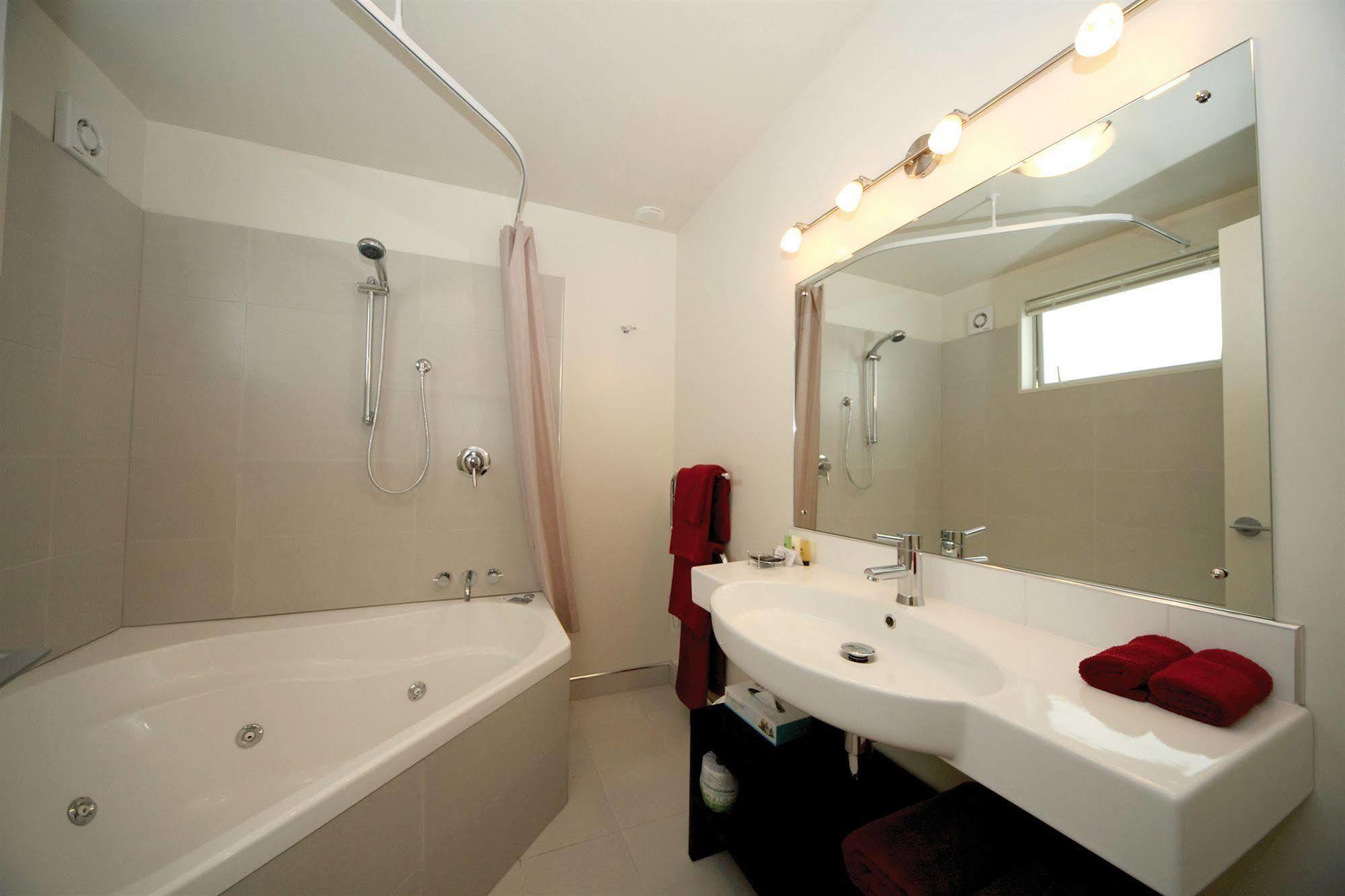 Salerno Motel Apartments Крайстчърч Екстериор снимка Bathroom