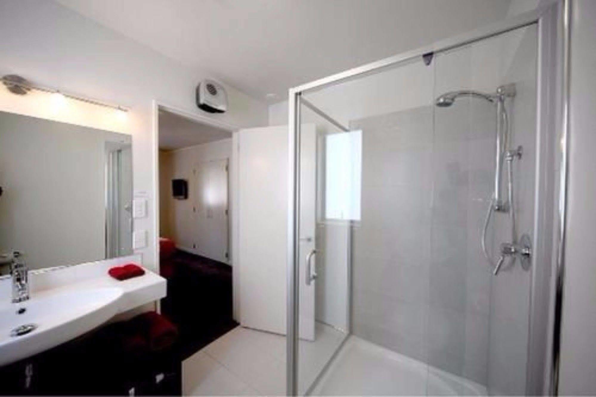 Salerno Motel Apartments Крайстчърч Екстериор снимка A shower cubicle