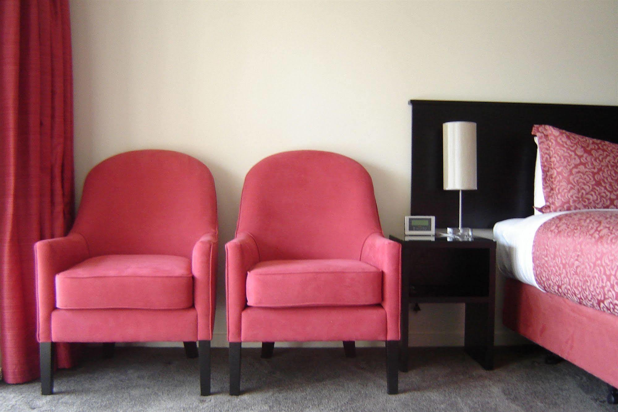 Salerno Motel Apartments Крайстчърч Екстериор снимка A pair of club chairs