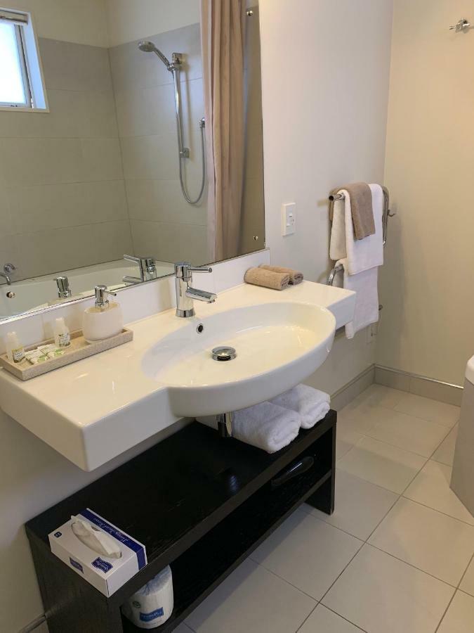 Salerno Motel Apartments Крайстчърч Екстериор снимка Bathroom in a hotel