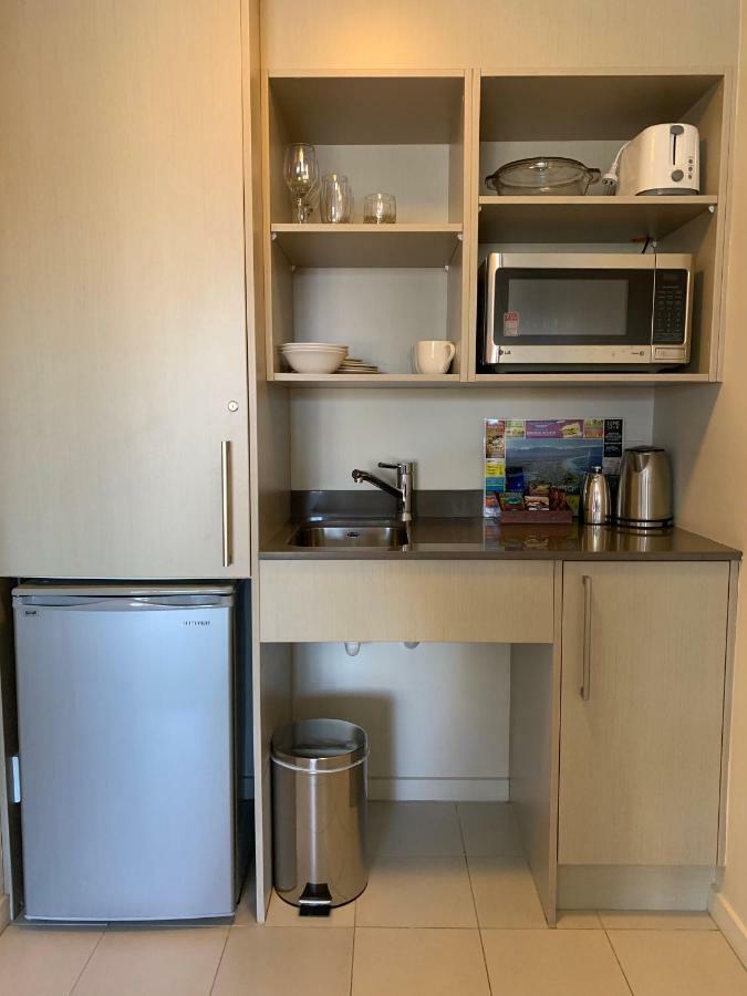 Salerno Motel Apartments Крайстчърч Екстериор снимка A kitchenette in a hotel room