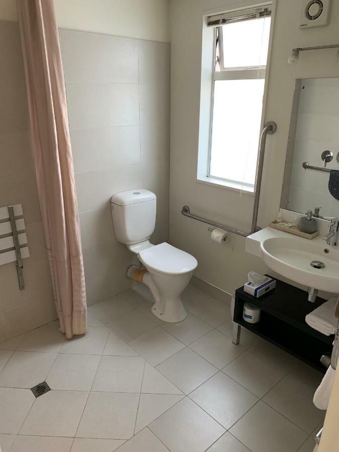 Salerno Motel Apartments Крайстчърч Екстериор снимка A modern bathroom in a hotel