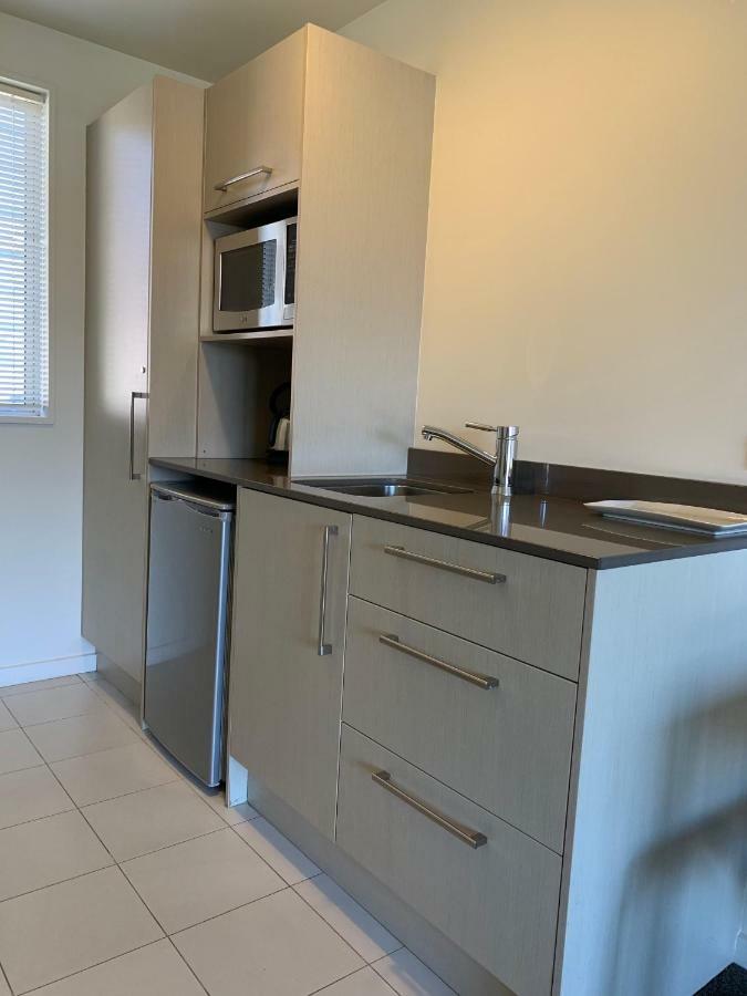 Salerno Motel Apartments Крайстчърч Екстериор снимка A kitchenette in a hotel room