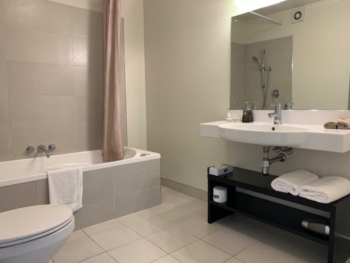 Salerno Motel Apartments Крайстчърч Екстериор снимка Bathroom in a hotel