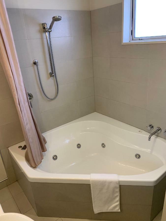 Salerno Motel Apartments Крайстчърч Екстериор снимка A shower curtain in a bathtub